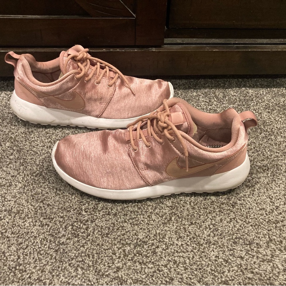Size 8 Women's Nike Roshe One ORM Sneakers 833928-601 Rust Pink/Rush Pink/White - Picture 3 of 7